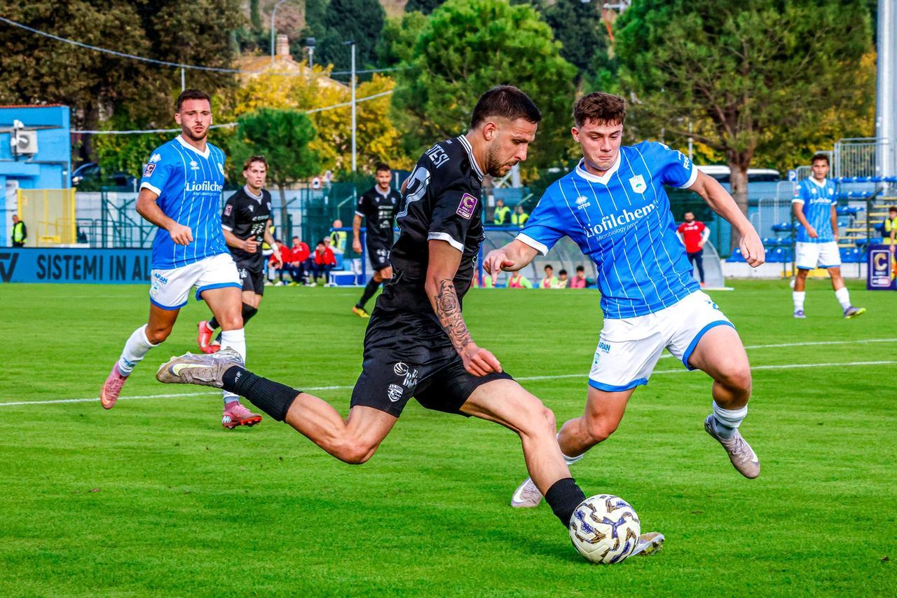
	Matteo Cortesi al cross nella gara d'andata (Foto Torelli)

