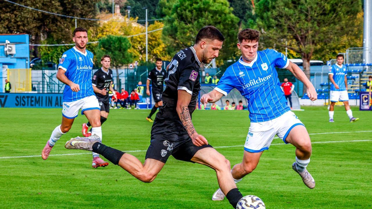 Matteo Cortesi al cross nella gara d'andata (Foto Torelli)