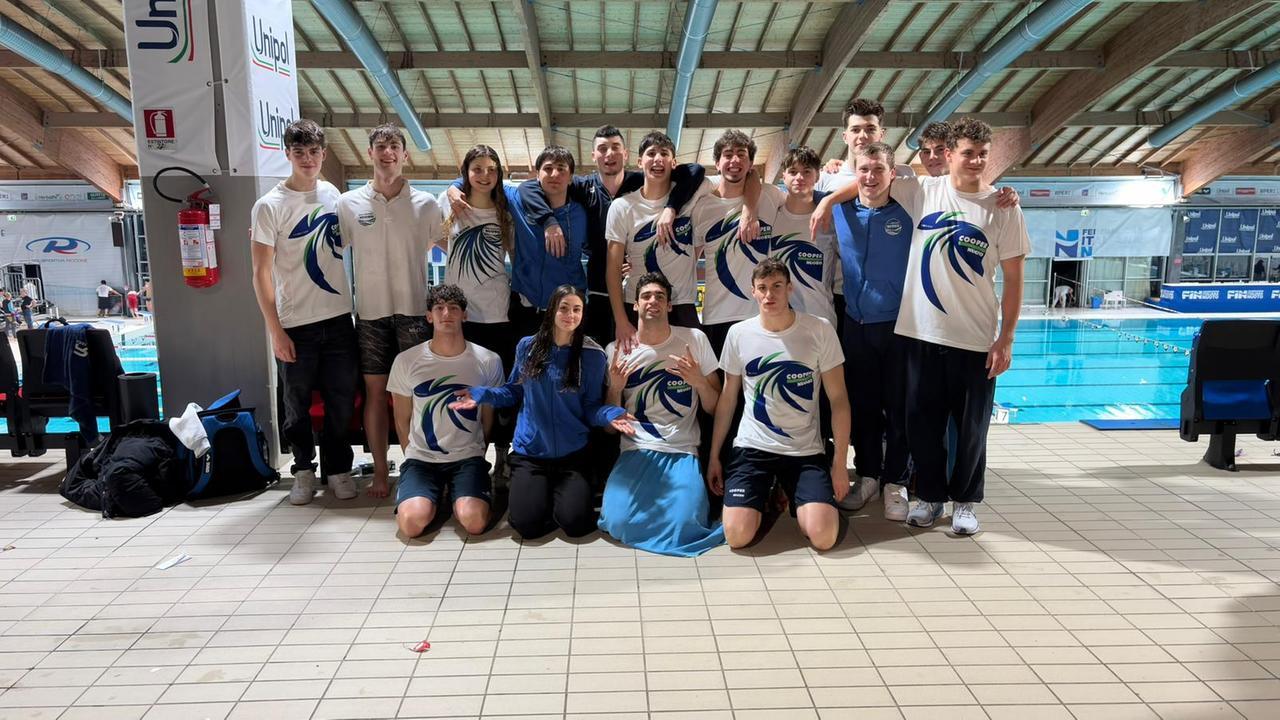 La squadra della Coopernuoto allo Stadio del Nuoto di Riccione