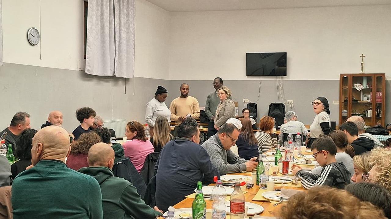 La cena parrocchiale nel corso della quale è stata consegnata la donazione