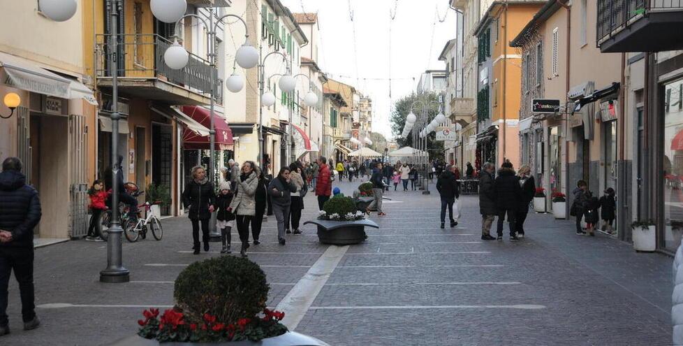 
	Via Roma a Follonica

