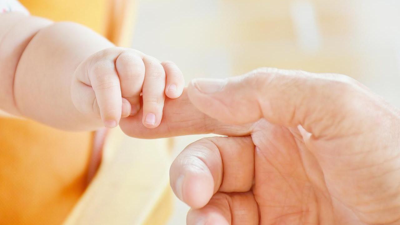 Perché essere papà inizia prima della nascita: gli 8 consigli dell’Iss per crescere insieme ai figli