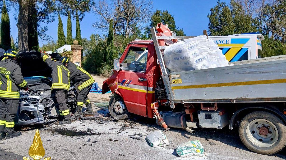 Pomarance, frontale tra auto e furgone edile: gravi i due conducenti