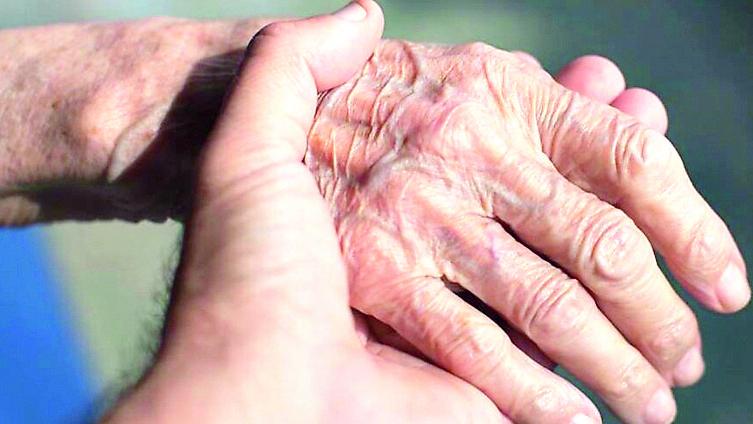 Anziana lascia 100 mila euro in eredità alla badante Valentina. Ma ne aveva due con lo stesso nome. I parenti fanno annullare il testamento