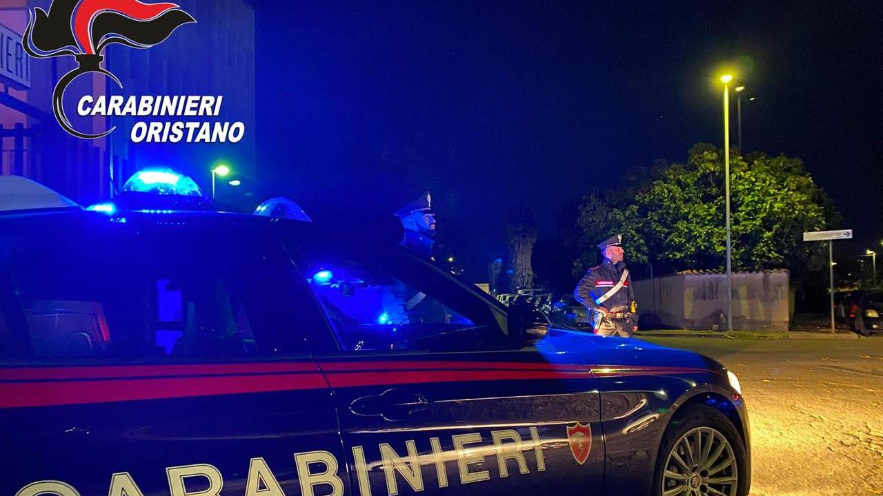 Scatta l’allarme del braccialetto elettronico, 33enne tenta di sfuggire ai carabinieri nascondendosi nell’armadio
