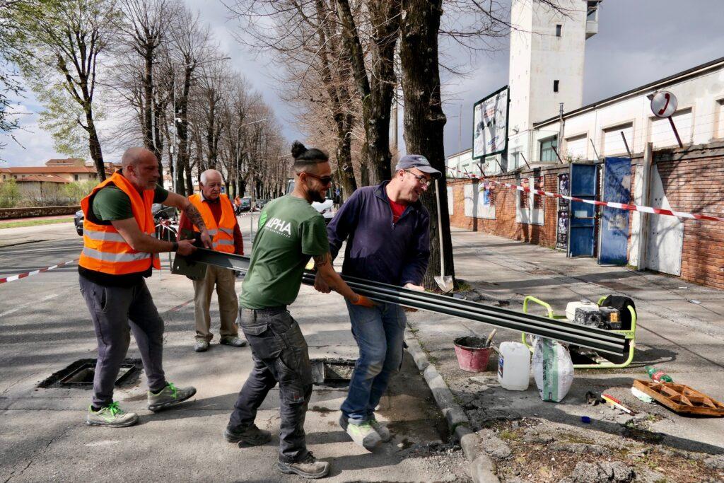
	I lavori per montare le cancellate in via Firenze (foto Notizie di Prato)

