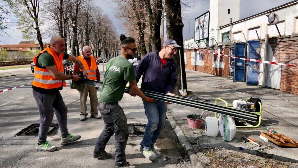 I lavori per montare le cancellate in via Firenze (foto Notizie di Prato)