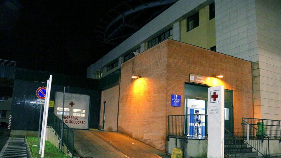 Livorno, ruba la pistola a un vigilante e tenta di sparare a un paziente: follia al pronto soccorso