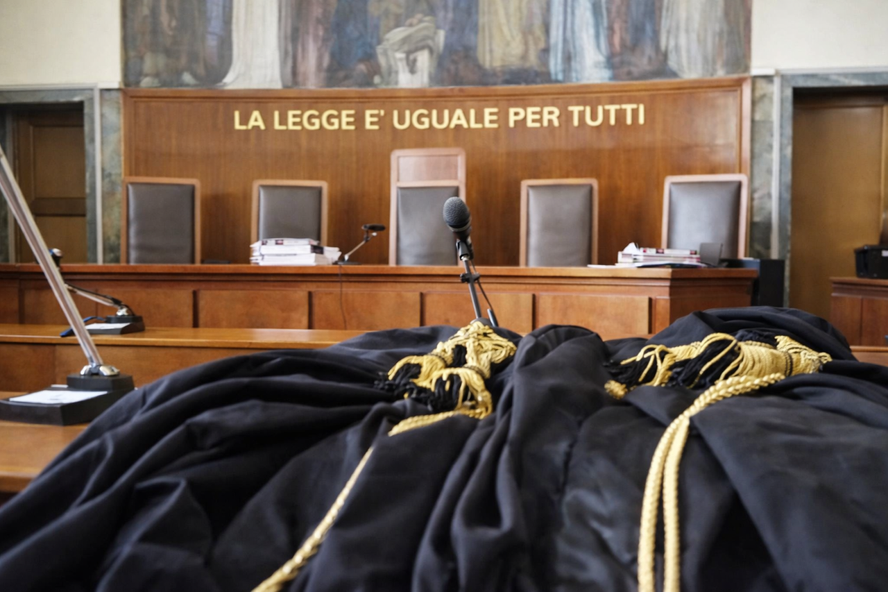 Donna tradita appende uno striscione nel palazzo dell’amante del marito: «Cara Paola, hai rovinato una famiglia» – La storia