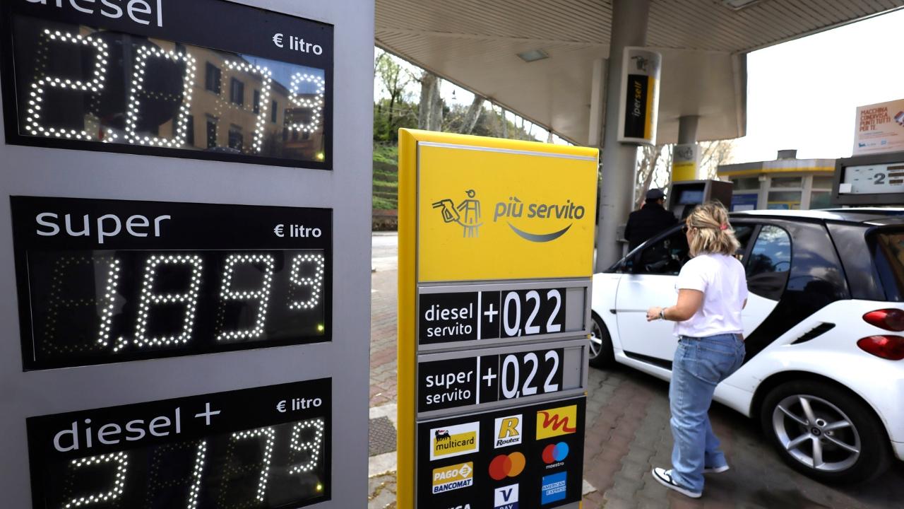 Benzina e diesel, quando inizia lo “sconto” del Governo e perché non è ancora in vigore?