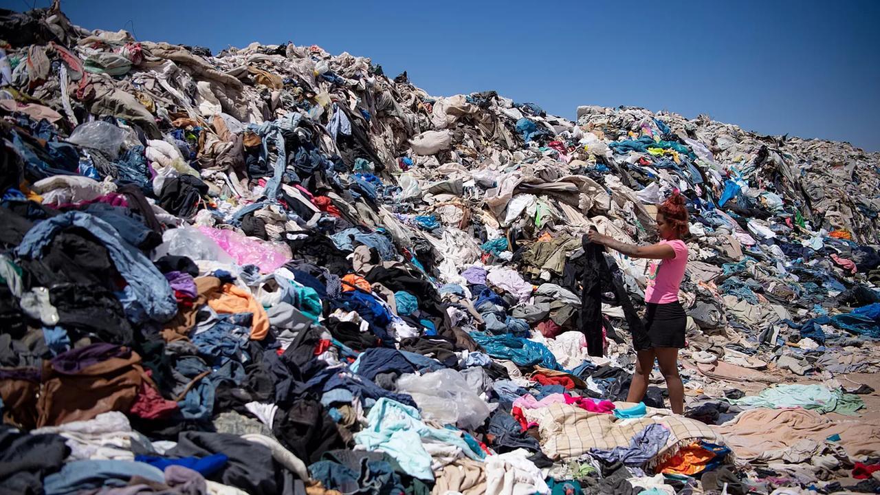 Una montagna di vestiti: la Fast fashion devasta l’ambiente – in campo il Parco di Porto Conte