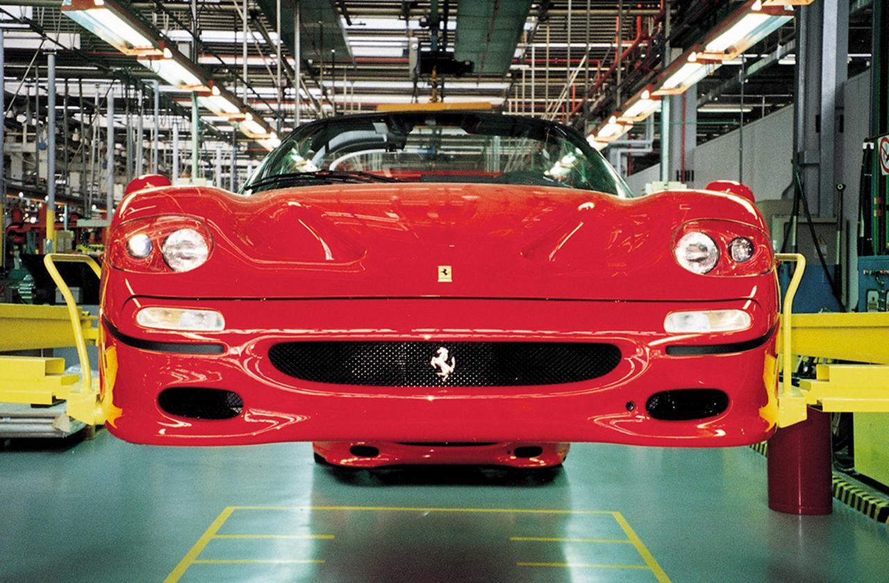 Guerra, Ferrari interrompe le consegne di auto in Medio Oriente