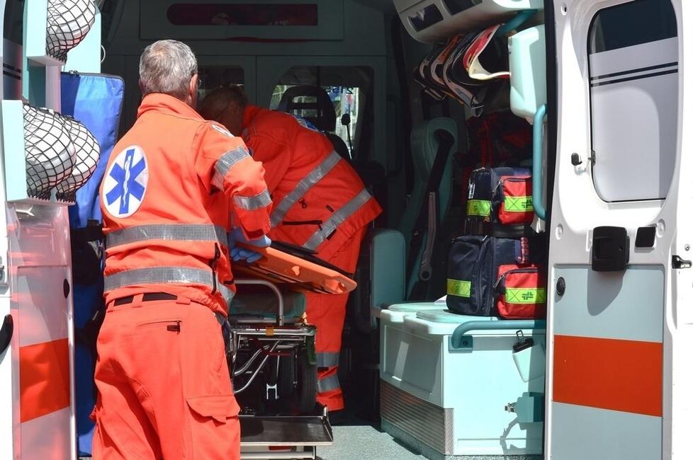 Massa, 23enne va in arresto cardiaco in un’autoscuola