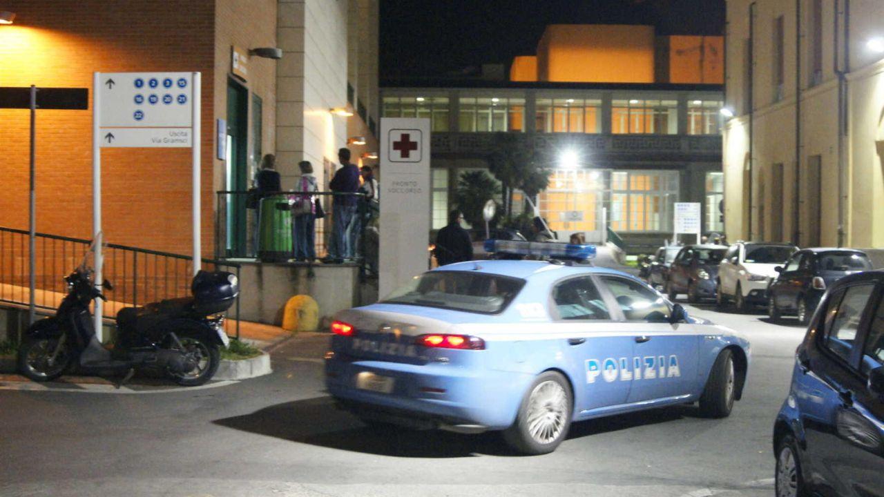 
	Un&rsquo;auto della polizia davanti al pronto soccorso dell&rsquo;ospedale di Livorno (foto d&rsquo;archivio)

