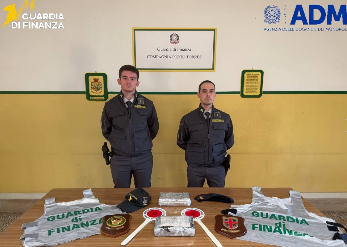 Sbarca dalla nave con 2,5 chili di cocaina nascosti in auto: un arresto a Porto Torres