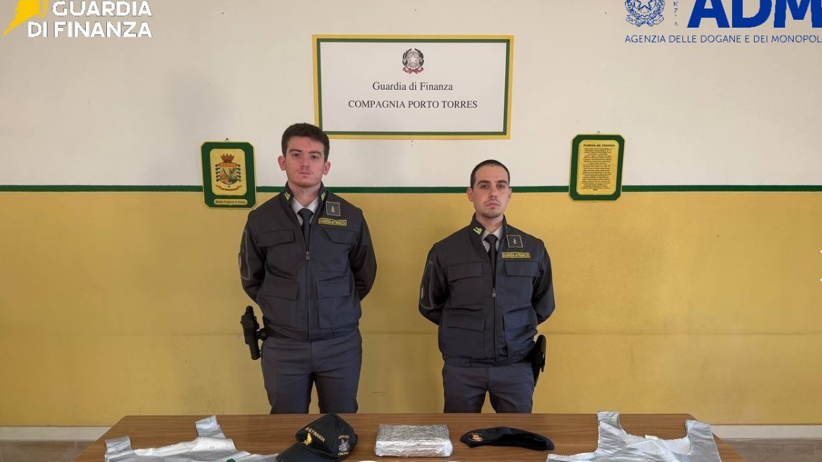 Sbarca dalla nave con 2,5 chili di cocaina nascosti in auto: un arresto a Porto Torres