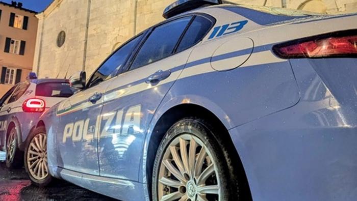 Lucca, aggredisce la donna che lo ospita in casa: arrestato