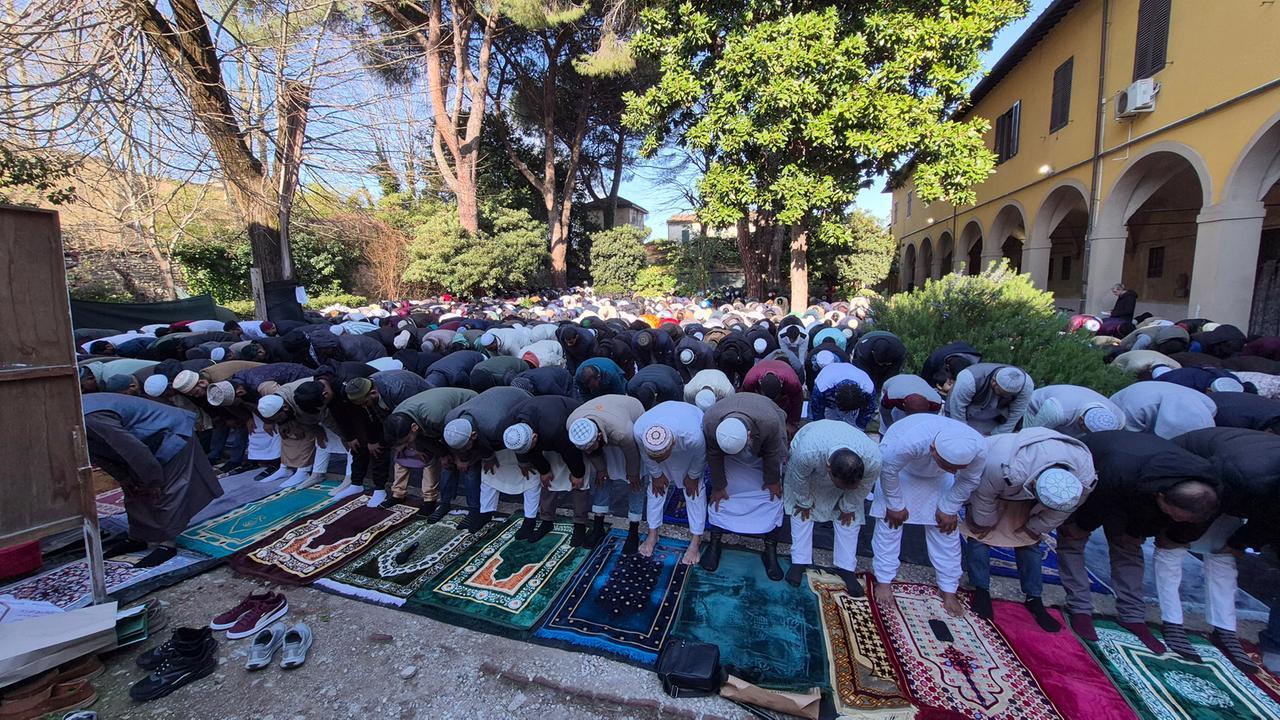 La cerimonia per la fine del Ramadan nel piazzale del complesso di San Domenico