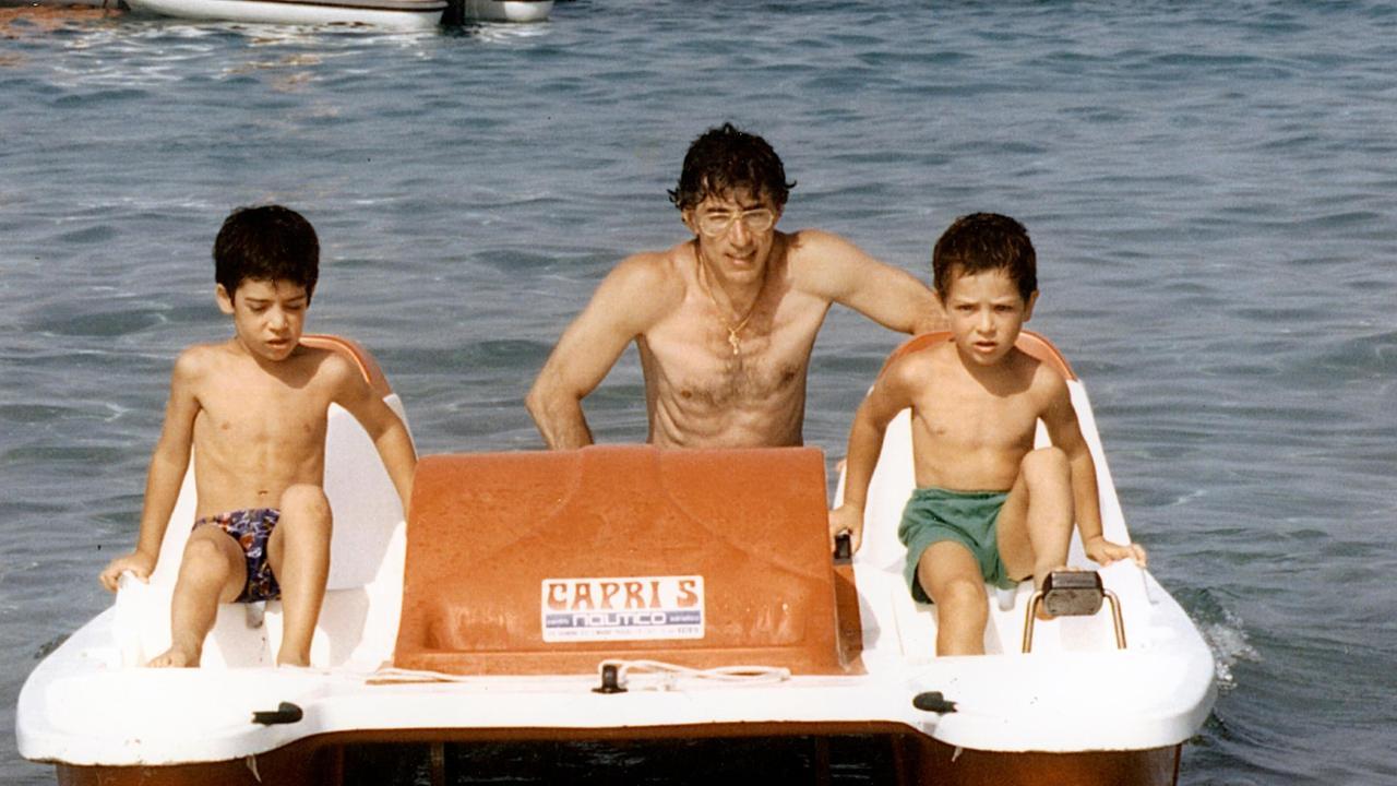 Bossi e la canottiera che cambiò per sempre la politica italiana: l’estate del ‘94 in Sardegna del leader della Lega