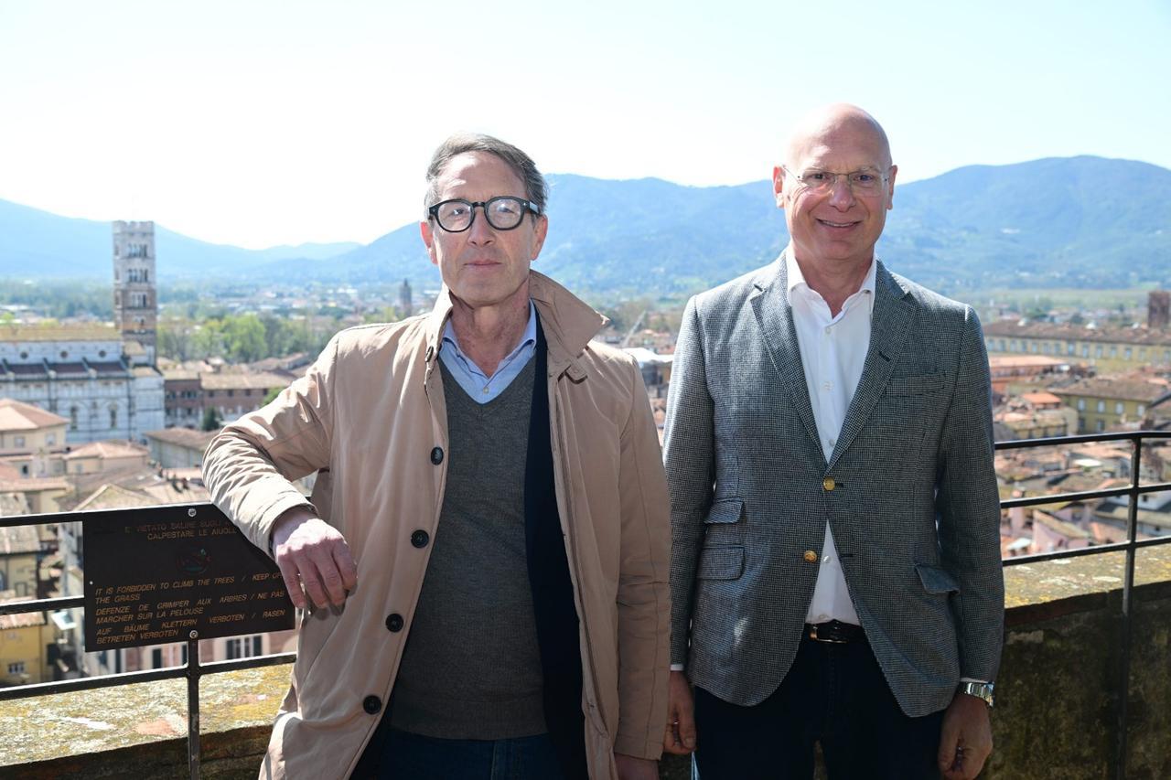 
	Da sinistra l'assessore Remo Santini con l'amministratore di Lucca Plus Roberto Di Grazia

