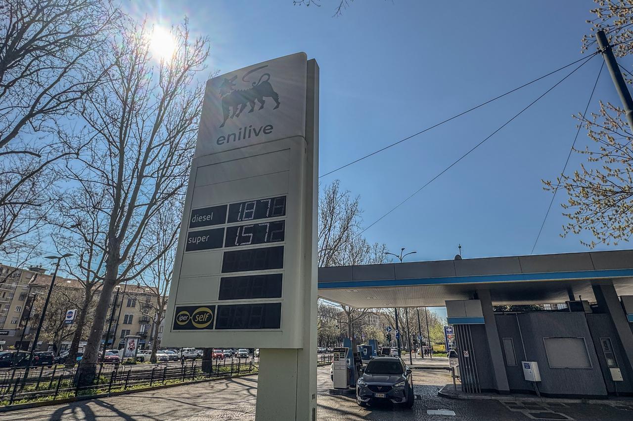 Taglio accise, prezzi carburante più bassi ma non ovunque. Il ministero: c’è chi li ha alzati