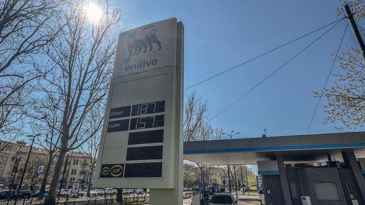 Taglio accise, prezzi carburante più bassi ma non ovunque. Il ministero: c’è chi li ha alzati