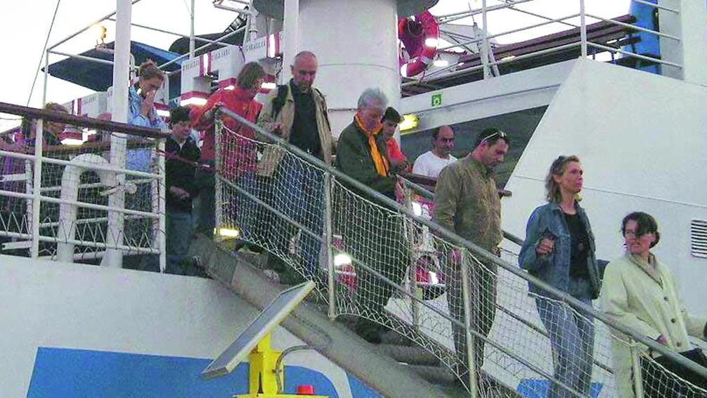 Turisti che sbarcano sull'isola