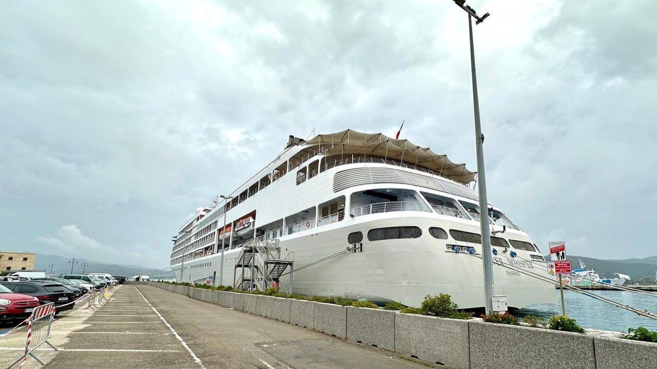 
	La Silver Whisper all&rsquo;ancora (foto Gi&ograve; di Stefano)

