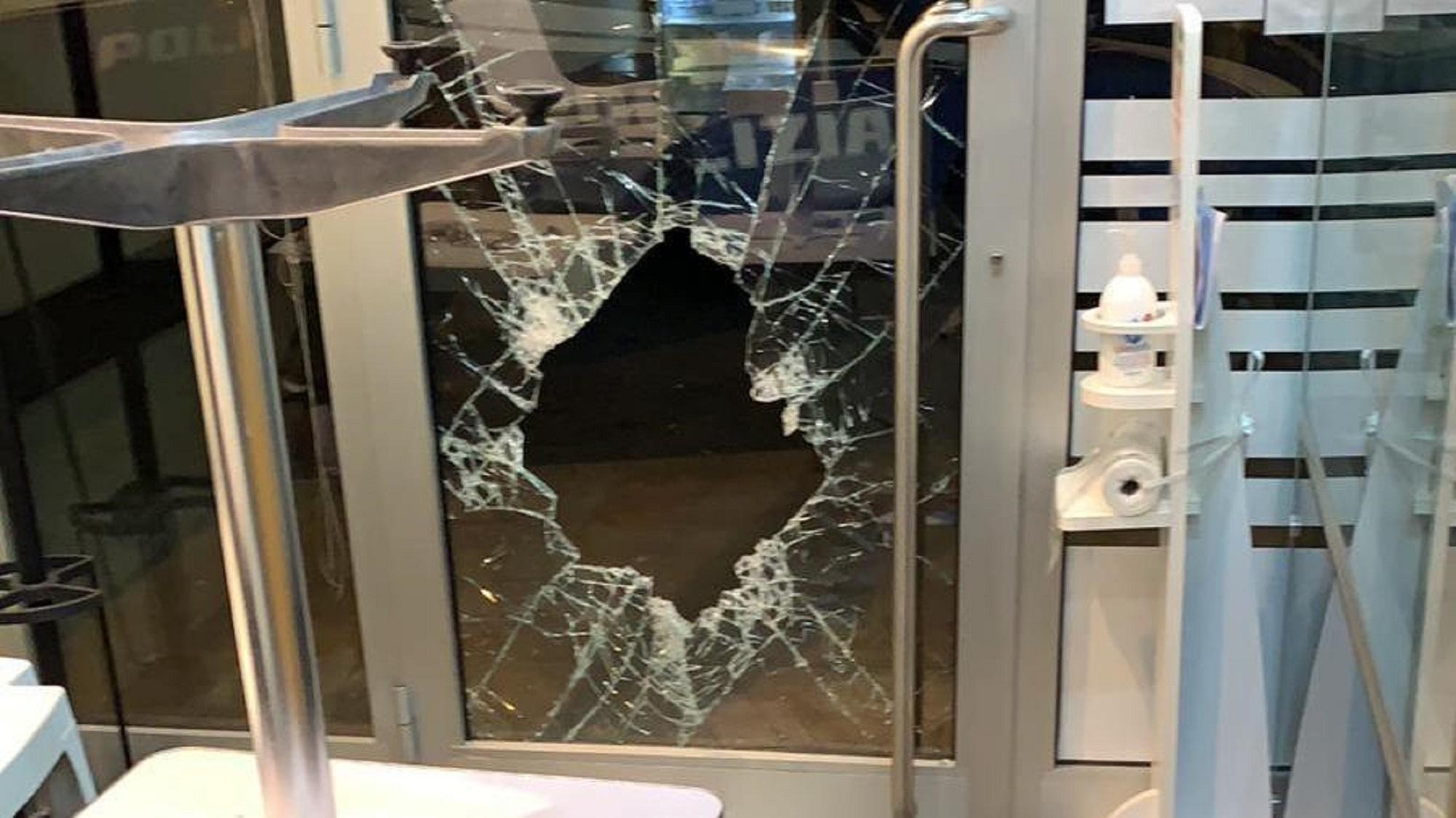 I danni al Leon Bar dopo un furto avvenuto negli anni scorsi