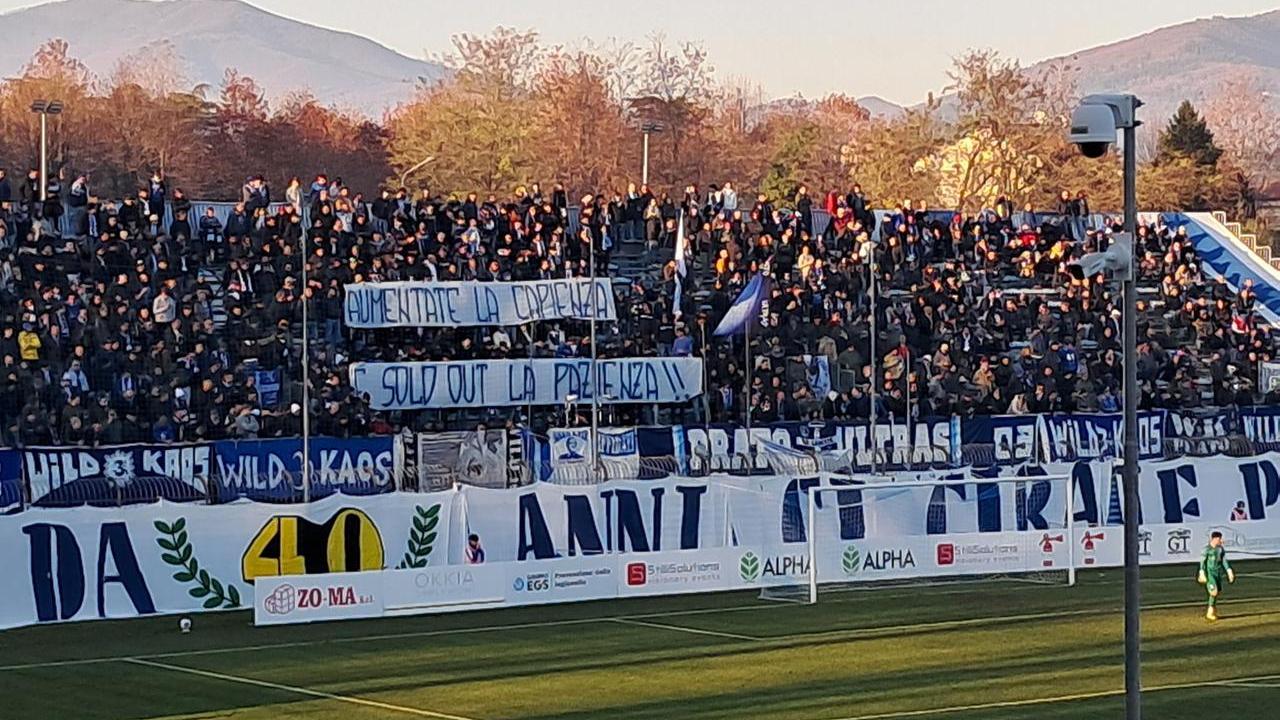 Dicembre 2025: il polemico striscione dei tifosi biancazzurri