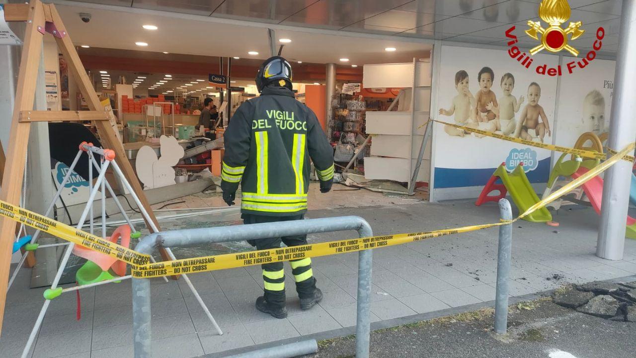 
	La vetrina del negozio sfondata dall'auto

