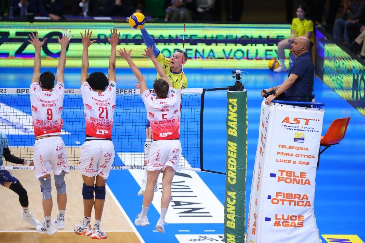 
	Vlad Davyskiba sfida il muro di Piacenza (Foto: Modena Volley)

