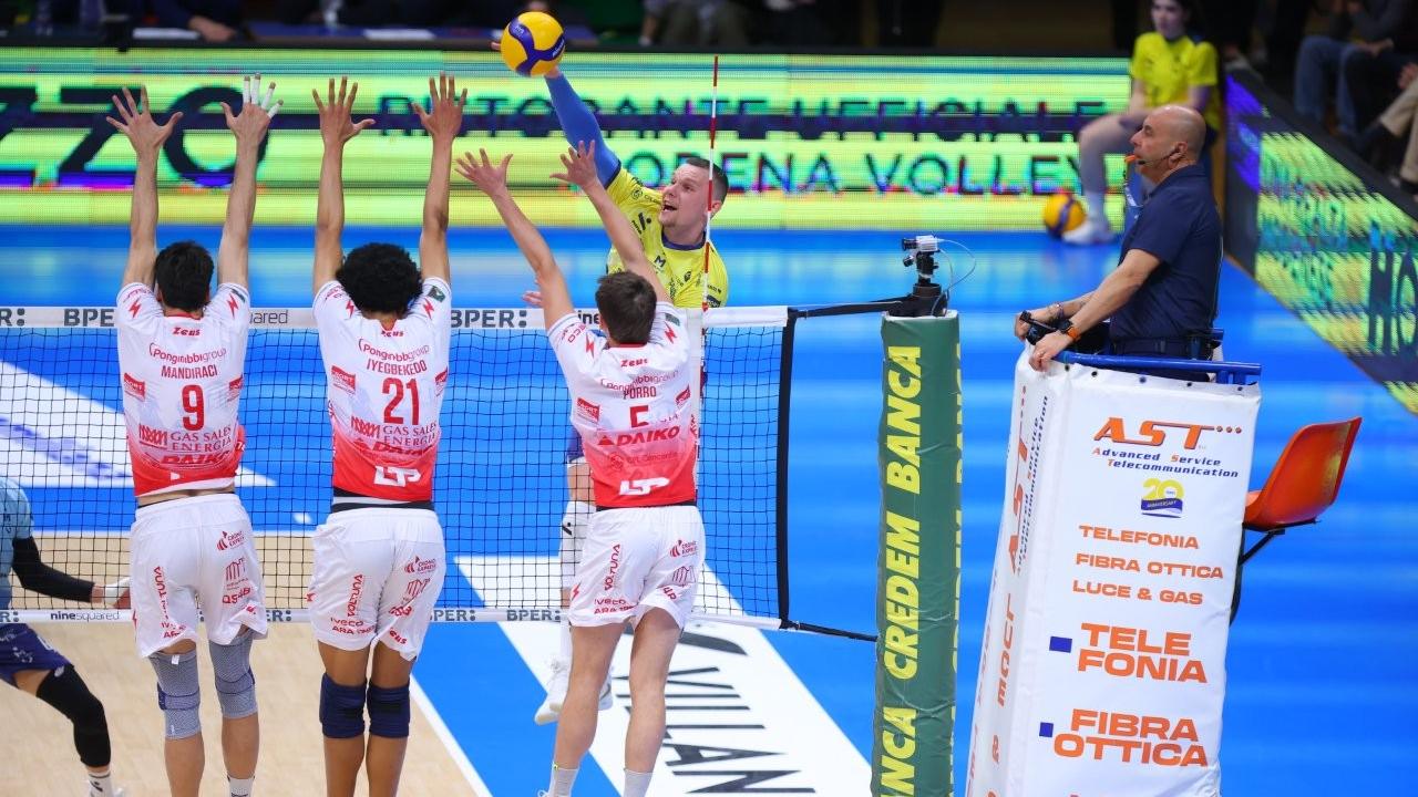 Vlad Davyskiba sfida il muro di Piacenza (Foto: Modena Volley)