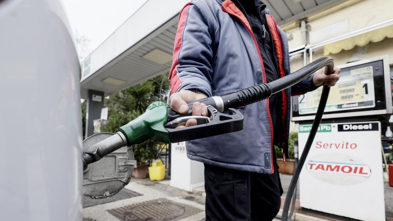 Taglio sulle accise dei carburanti, è caos: «I prezzi sono più alti di prima» – La denuncia