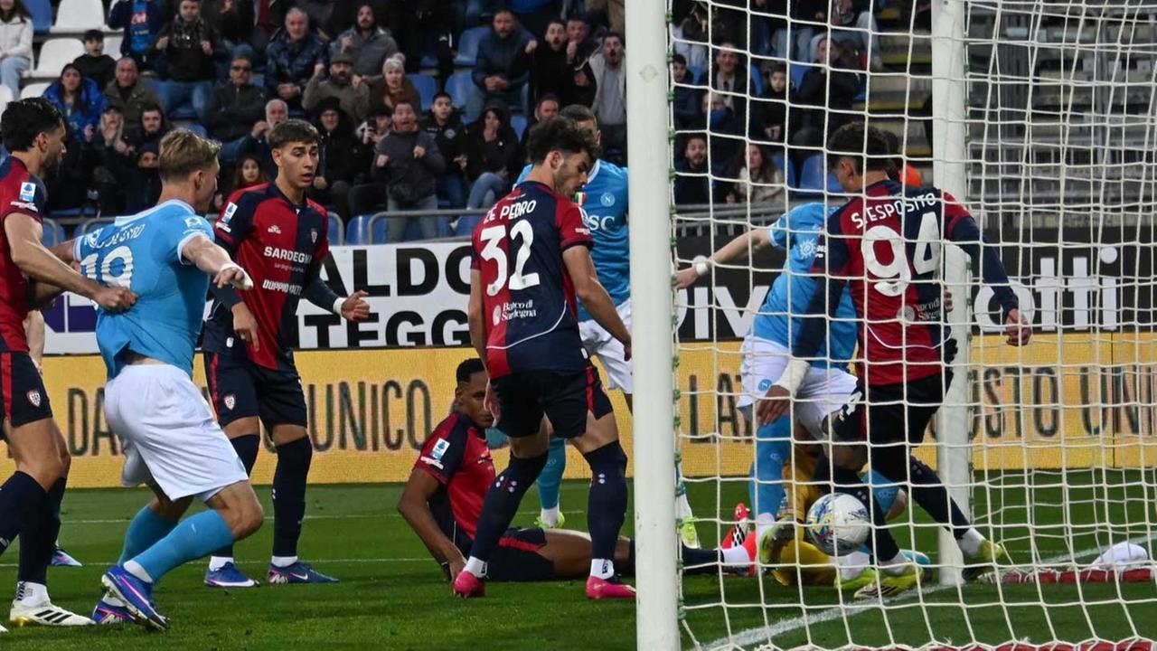 Il Cagliari perde in casa con il Napoli: Caprile evita il raddoppio, Esposito poco incisivo – LE PAGELLE