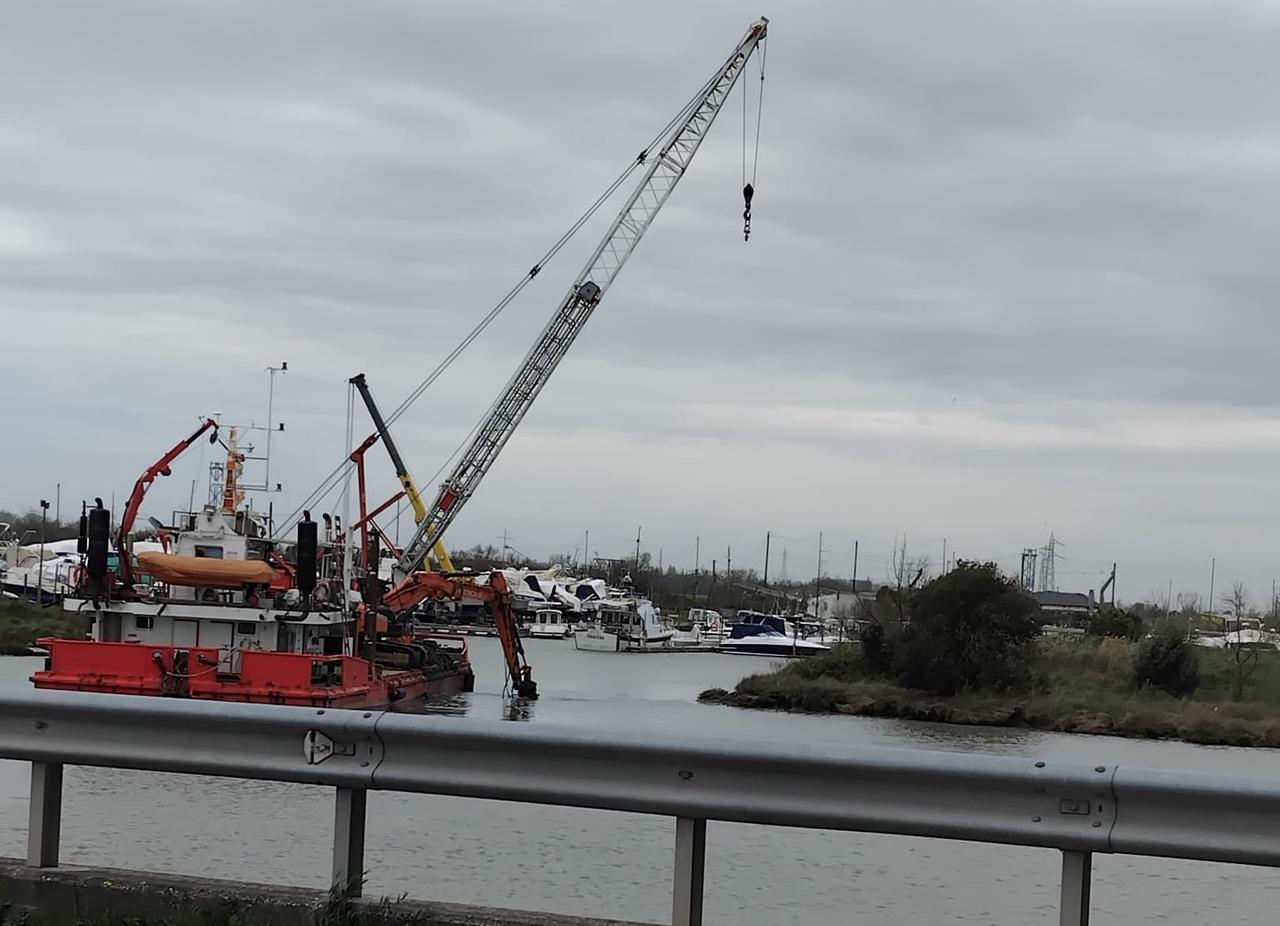 Porto Garibaldi, smantellato il vecchio bilancione: via l’eternit dall’acqua
