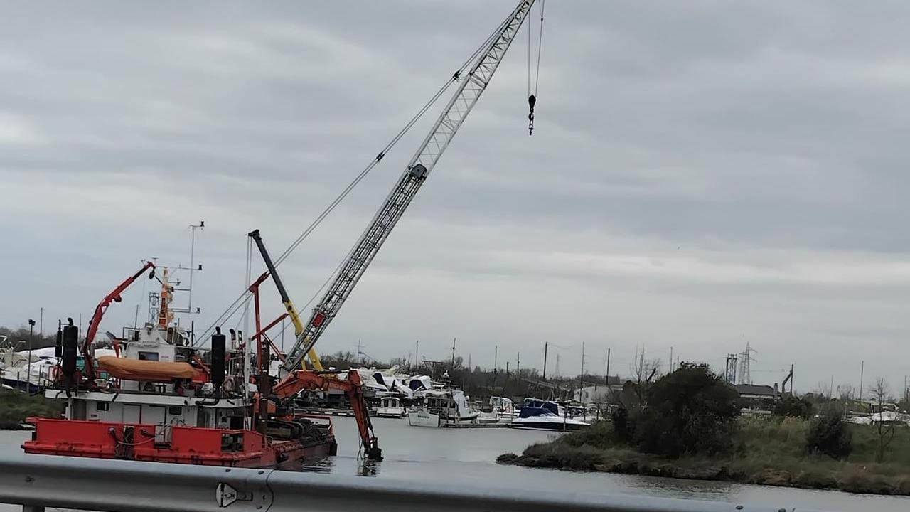 Porto Garibaldi, smantellato il vecchio bilancione: via l’eternit dall’acqua