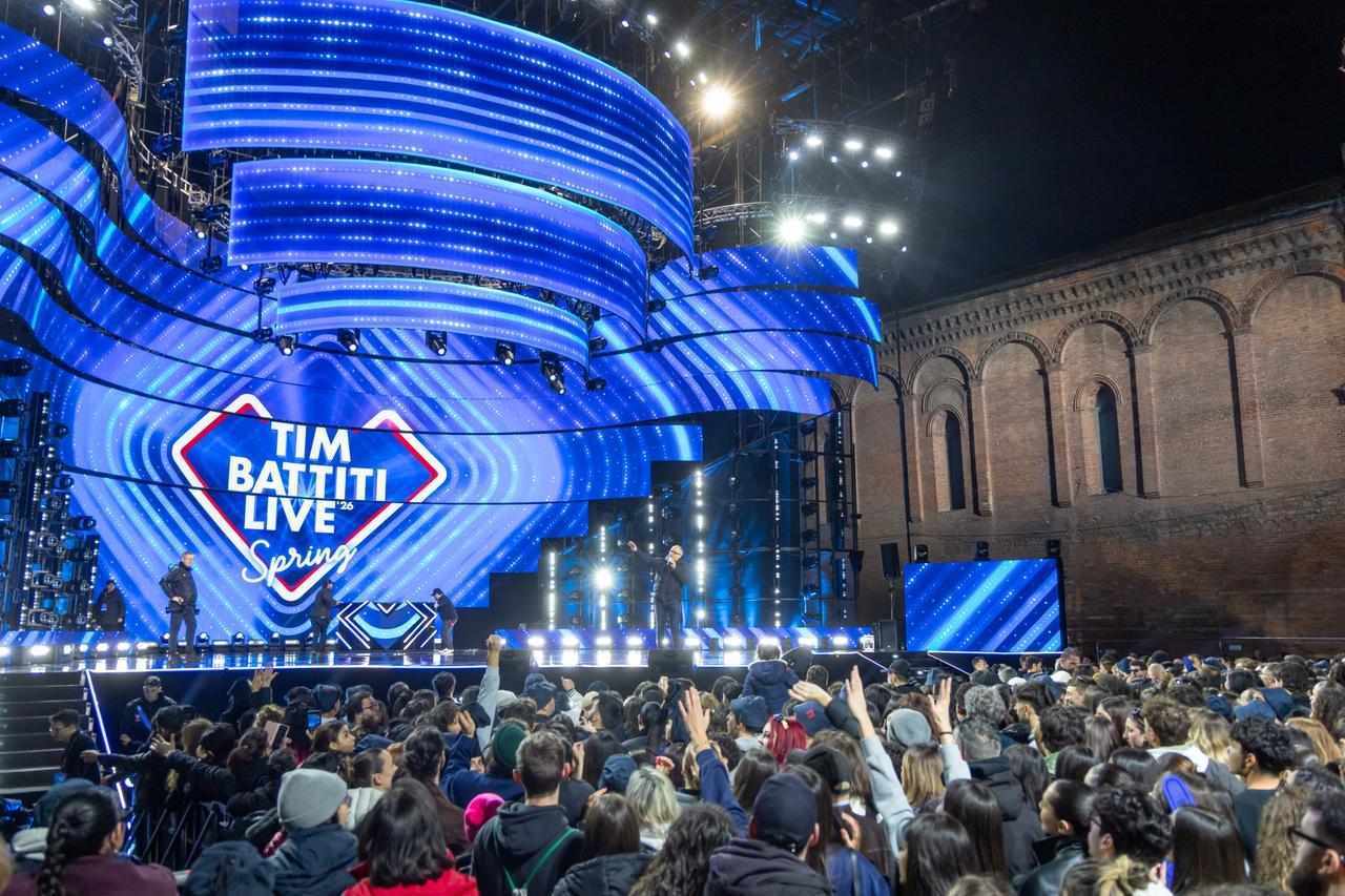  Annalisa incanta Ferrara, con Paradiso siamo “Romantici”