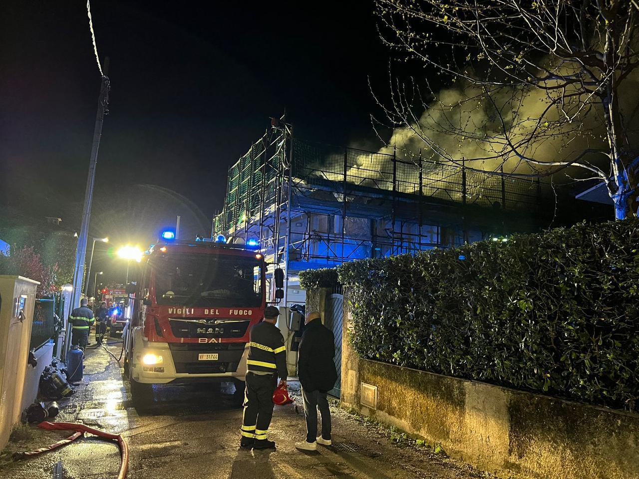 Forte dei Marmi, scoppia un incendio in una casa in costruzione. Il Comune: «Tenete chiuse le finestre» – Video