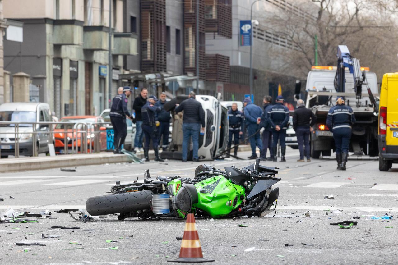 Scontro moto-taxi a Milano, morti un ragazzo toscano di 23 anni e una ragazza di 20