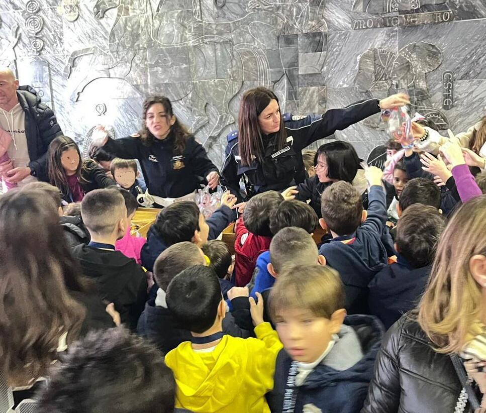 Sassari, la polizia locale apre le porte a bambini e bambine