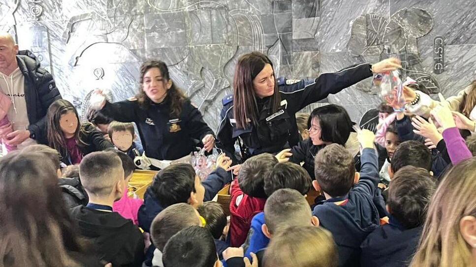 Sassari, la polizia locale apre le porte a bambini e bambine