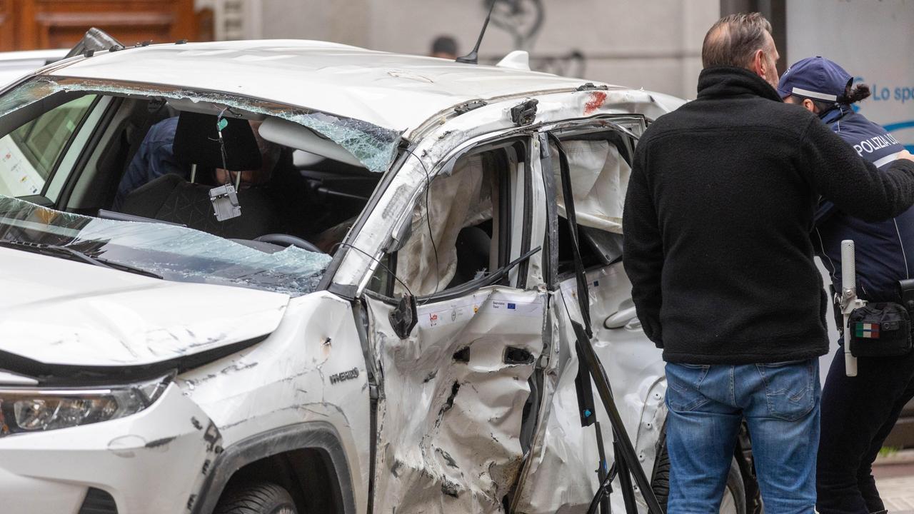 Terribile scontro moto e auto, perdono la vita due giovani