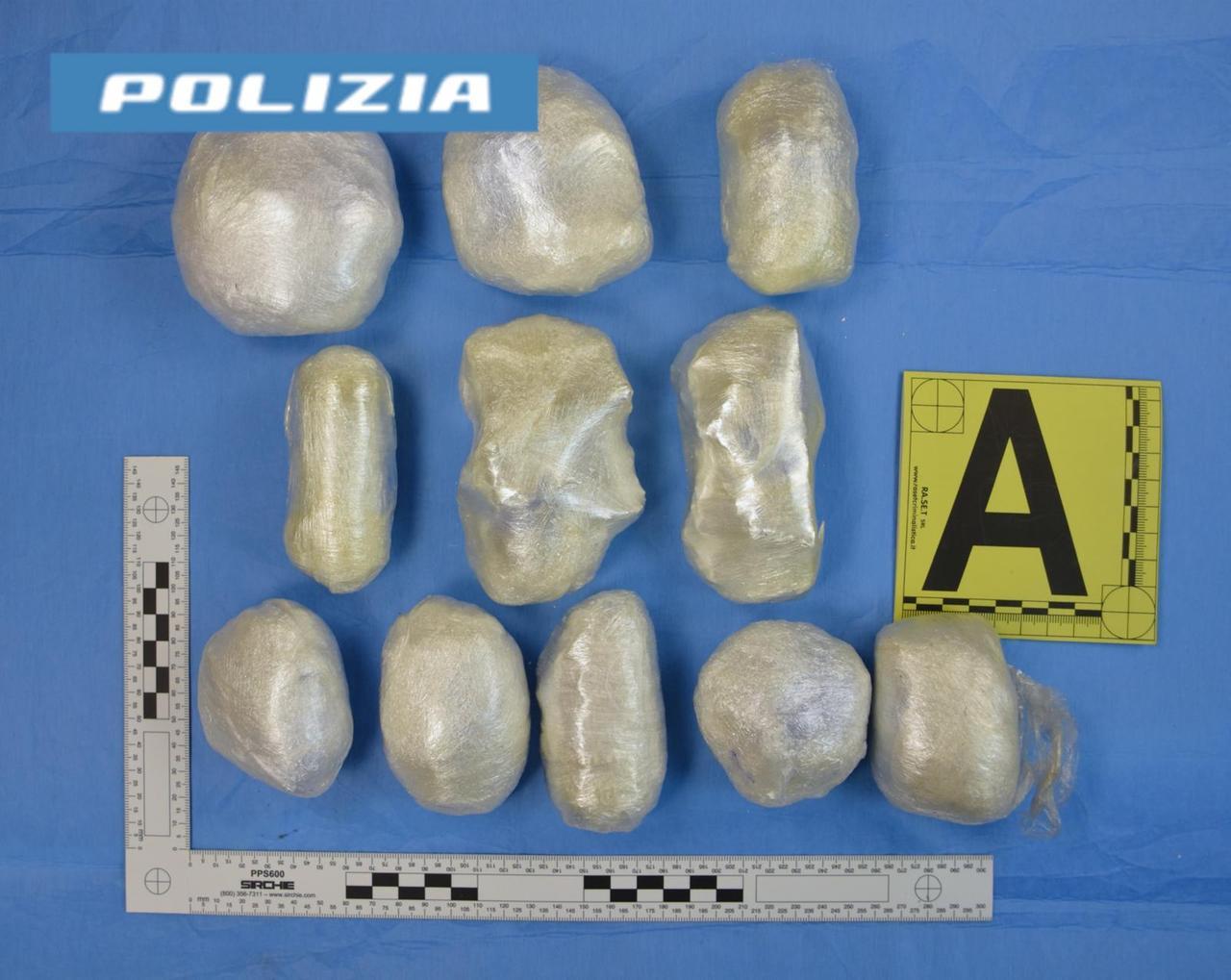Navacchio, 8 etti di cocaina tenuti nascosti in un campo: arrestati due 24enni