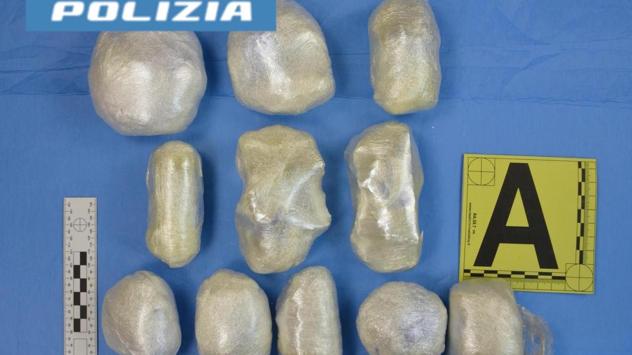 Navacchio, 8 etti di cocaina tenuti nascosti in un campo: arrestati due 24enni
