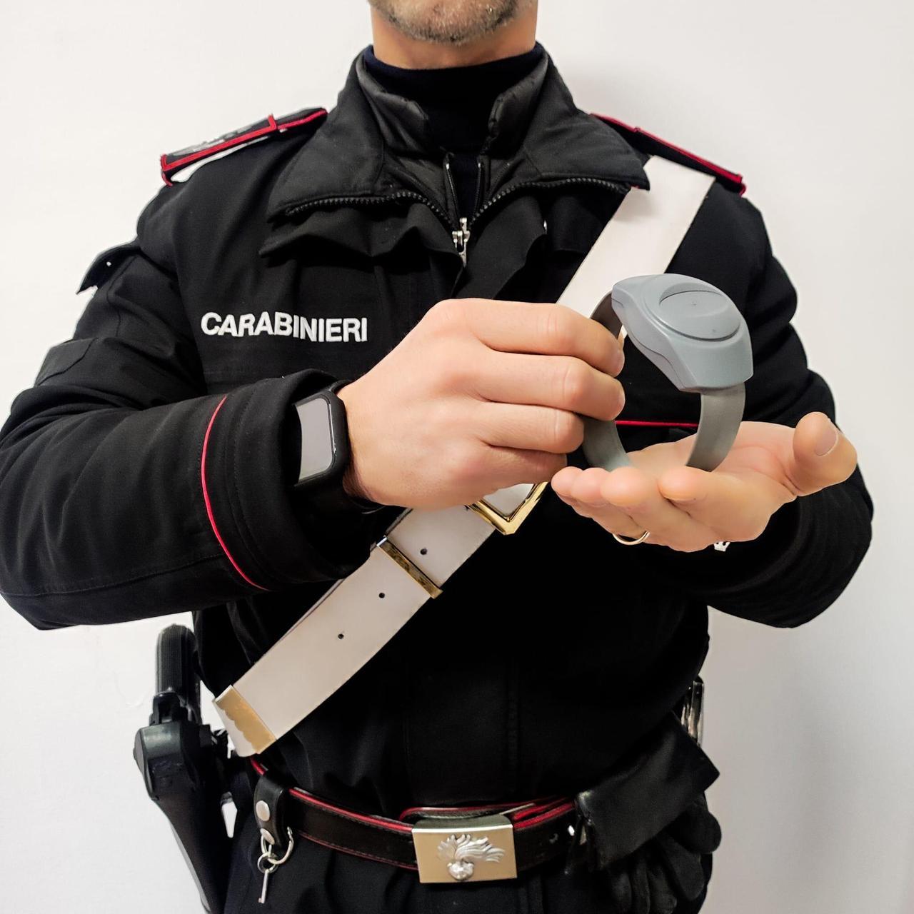 Padre accusato di abusi sessuali sulla figlia cerca ancora di avvicinarla: scatta il braccialetto elettronico