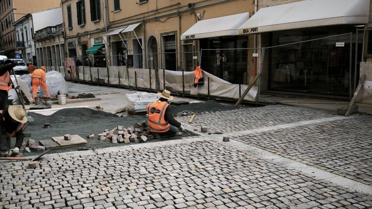 
	I lavori per mettere la nuova pavimentazione in corso Italia

