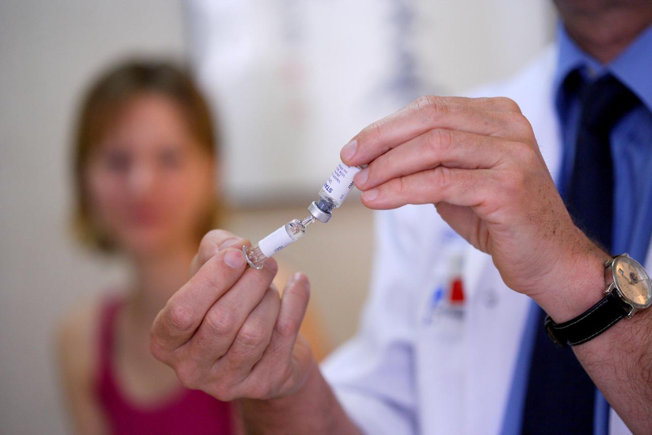 Meningite, dopo i casi nel Kent appello per il vaccino contro il meningococco B: «Rischio focolai anche in Italia»