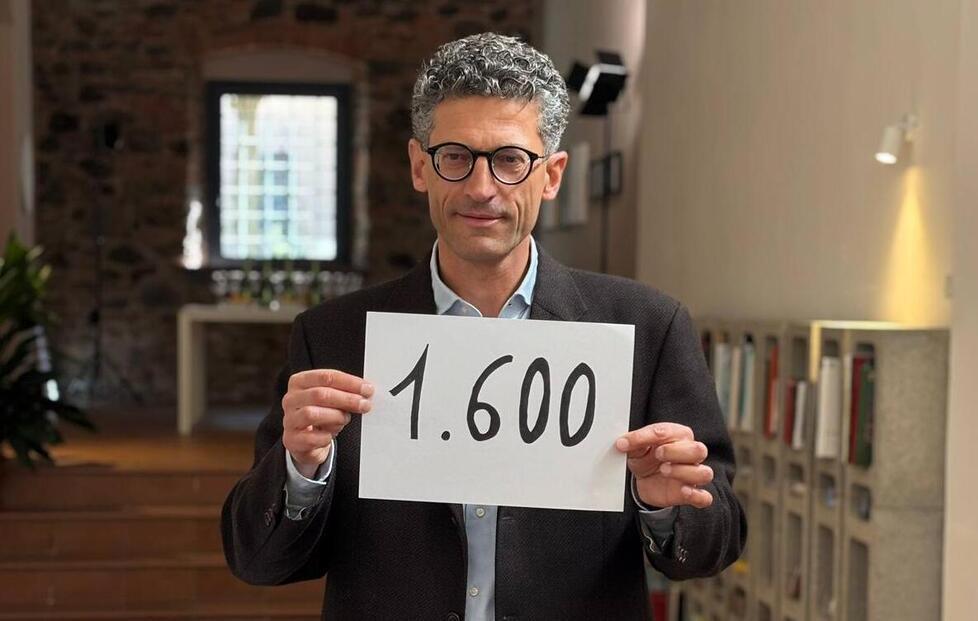 
	Giovanni Capecchi candidato di Avs alle primarie del centrosinistra mostra il foglio che indica le 1.600 firme raccolte per presentarsi alle primarie del 12 aprile

