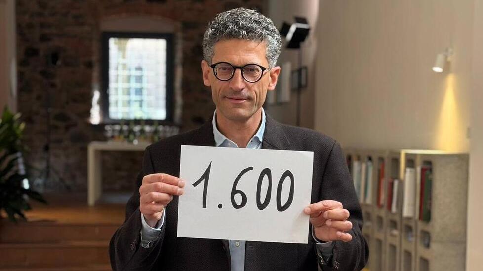 Giovanni Capecchi candidato di Avs alle primarie del centrosinistra mostra il foglio che indica le 1.600 firme raccolte per presentarsi alle primarie del 12 aprile